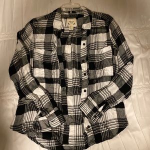 Long sleeve button down plaid flannel shirt